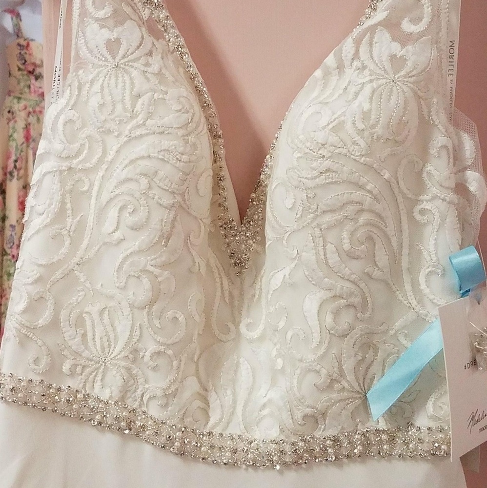 Wedding Dress - Picture 1 of 8